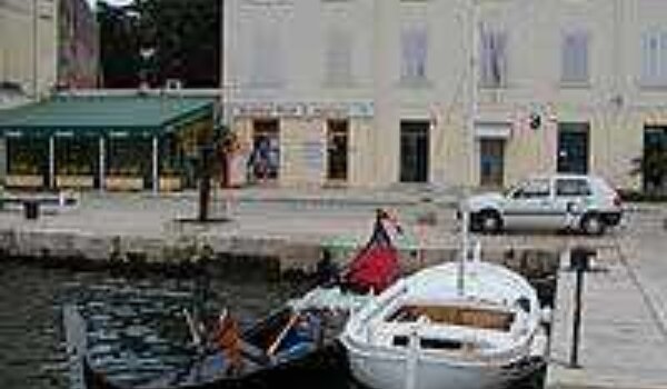 Venecijanska gondola na porečkoj rivi