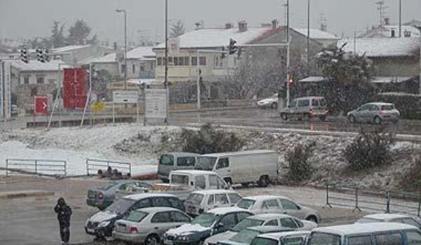 Poreč: sniježne pahulje zabijelile grad i okolicu