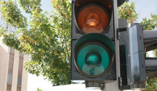 Lakša prometna nezgoda na križanju ulica Somogy i Vukovarske: stranac skuterom podletio pod automobil, srećom bez težih posljedica