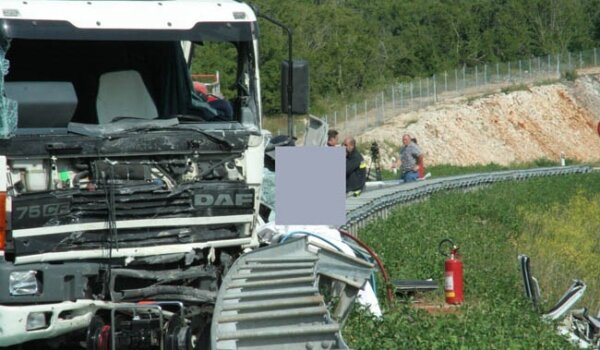 Stravična prometna nesreća kod čvorišta Istarskog ipsilona 'Medaki': šestero mrtvih u kombiju, jedan teže i jedan lakše ozlijeđen