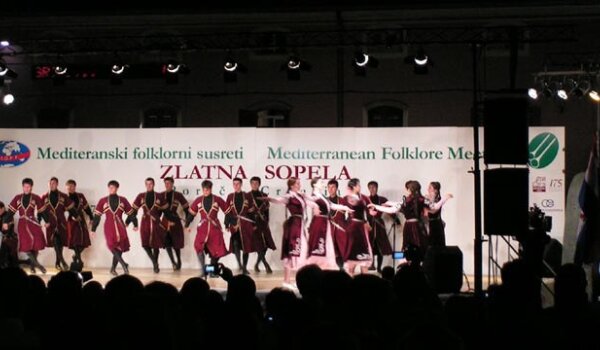 Poreč lijepo živi sa folklorom koji ga u mnogočemu uljepšava, i povećava kvalitetu  noćnog života
