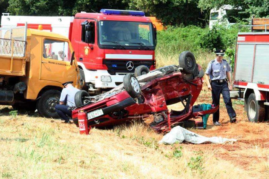 Vatrogasci pored prevrnutog Citroena