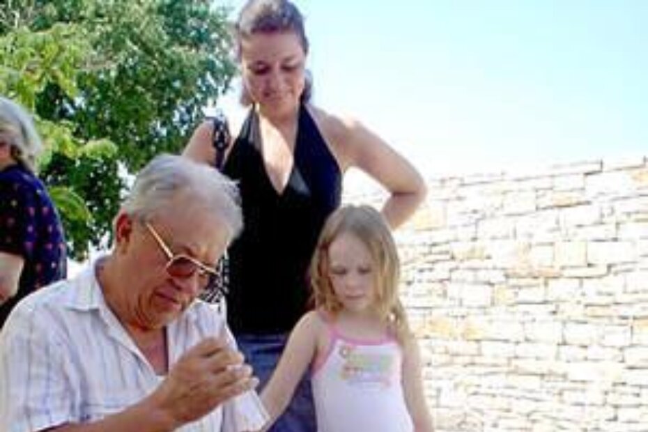 Antun Nini Stojnić pokazuje kako se plete ribarska mreža