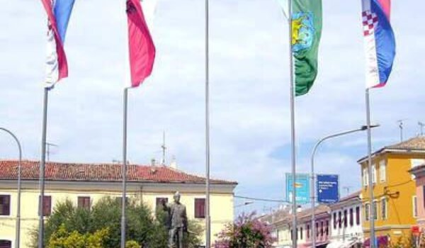 U Poreču jedna talijanska zastava zapaljena, dvije skinute