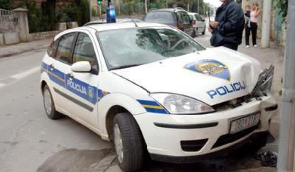 Pula: policijac se službenim Fordom zabio u zgradu