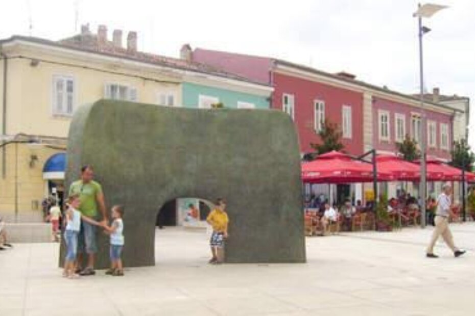 Pogled na skulpturu na Trgu slobode mnogim Porečanima zamućuje njena cijena
