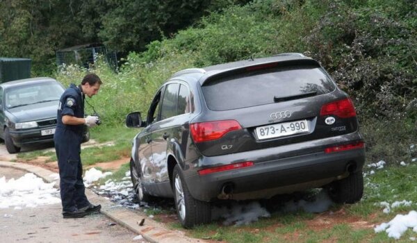 Poreč: u ulici Kate Pejnović ispred broja 1 jutros rano izgorio skupocjeni Audi Q7 u vlasništvu Zorana Vukadina