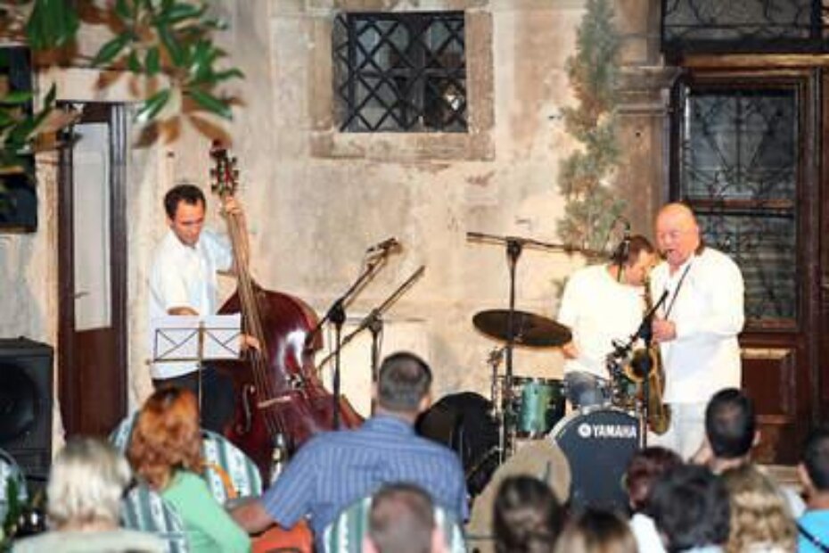 Francuskog saksofonista pratili su kontrabasist Robert Jukić i bubnjar Anđelko Stupar