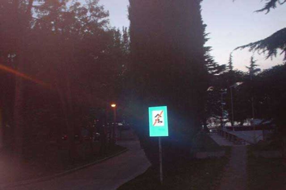 Jasno istaknut znak zabrane kampiranja kod kupališta