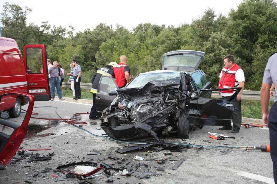 Potpuno uništena Fabia u kojoj je jedna osoba teže, a dvije lakše ozlijeđene
