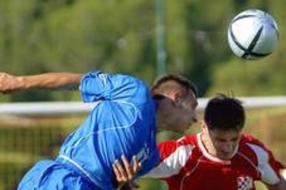 ZRAČNI DVOBOJ - Andrej Živko u skoku glavom odnosi loptu Tihomiru Noseku
(B. GRAHOVAC)