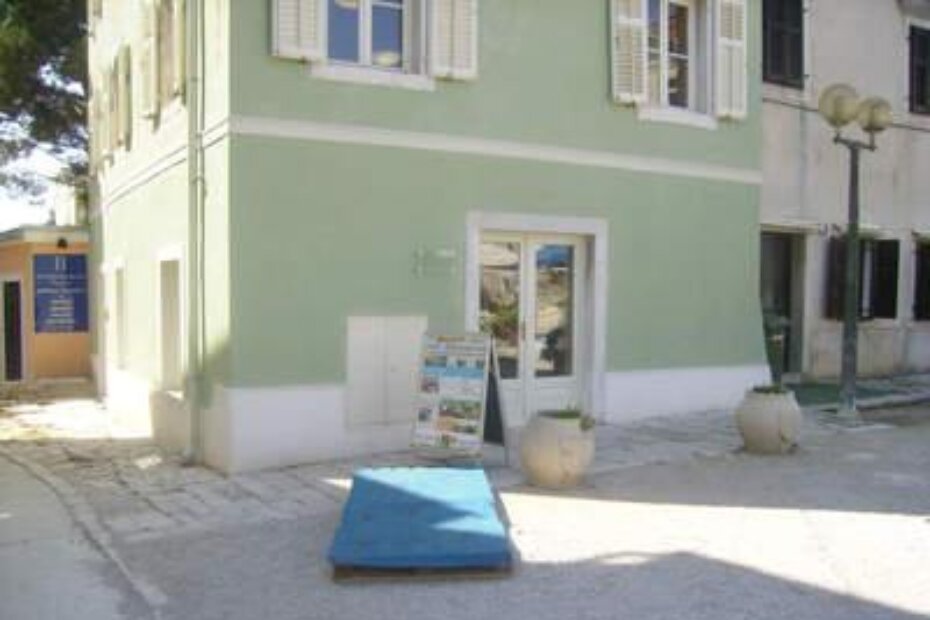 Pozornica - dvije drvene palete i prašnjavi tepih - ispred Dječje knjižnice