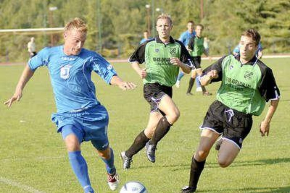 STAVIO TOČKU NA I - Toni Belušić (lijevo), strijelac trećeg gola za Jadran pokušava izmaći kontroli Vedrana Kovačevića. Situaciju prati Goran Kalanj