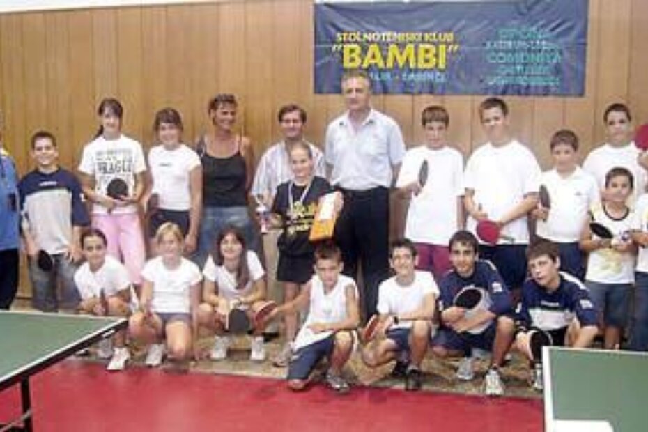 Načelnik Jugovac sa stolnotenisačima "Bambija"