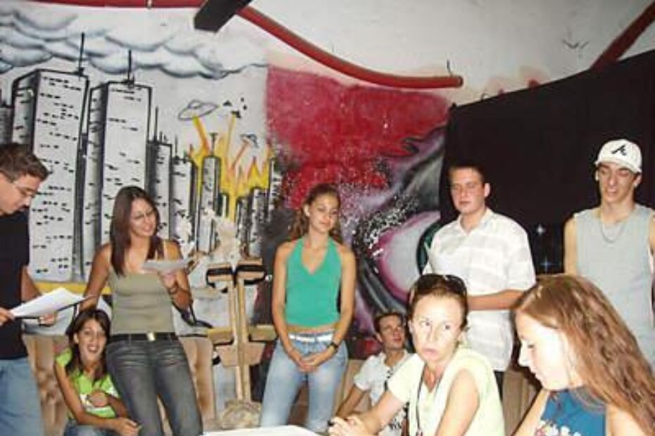 Osnivanje udruge mladih USB (slijeva stoje) Valentin Gašparini, Ema Prodan, Nina Krivošija, Gordan Gregurović i Darko Žiković, Dačo, (sjede) Snježana Lehman i Suzana Maksuti