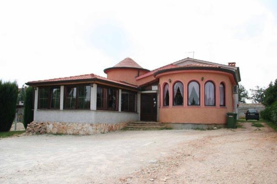 caffe bar "Komušina-Studenci" u kojem, kako kažu, "nema što nema"