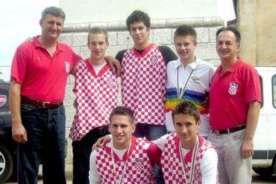 OSVJETLALI OBRAZ HRVATSKOG BOĆANJA - stoje: Gojko Grančić (vođa puta), Petar Barlian, Kristijan Vlah, Nenad Tadić, Čedo Vukelić (izbornik); čuče: Leo Brnić i Ante Grančić