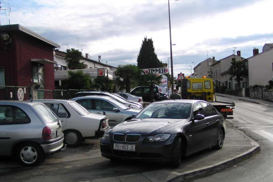Vlasnik BMW-a PU 403-JL bez pardona ostavlja svoje vozilo na pločniku i prolazu za invalide