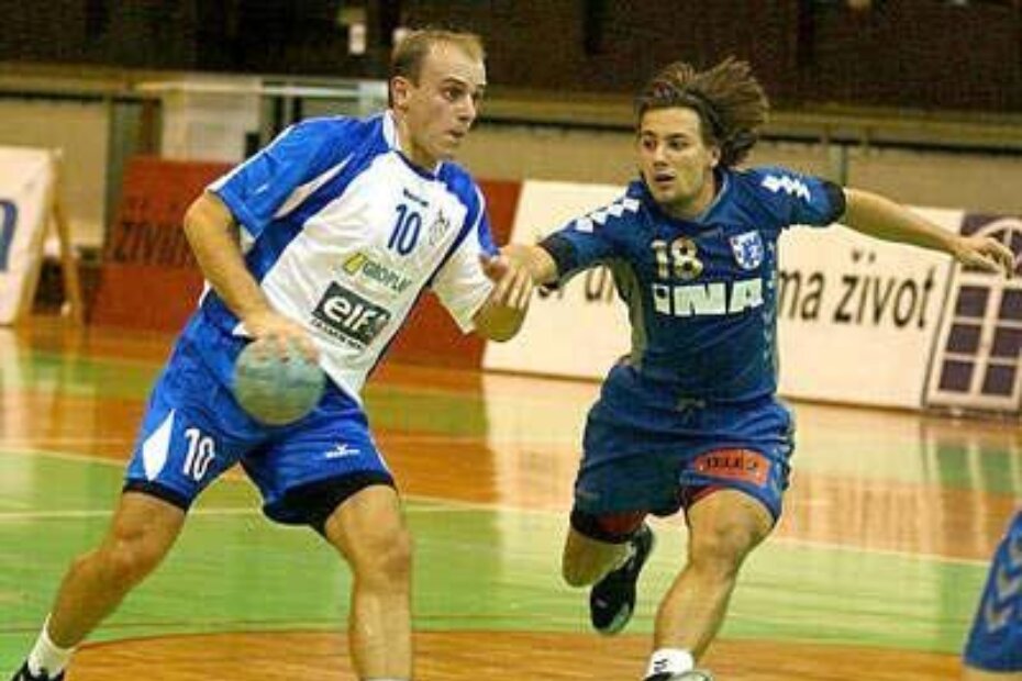 "KARLOVAC" NIJE NEPOBJEDIV - Ilija Lovrinović (10) izmiče kontroli Zagrepčanina Zlatka Horvata
K. TADIJIĆ