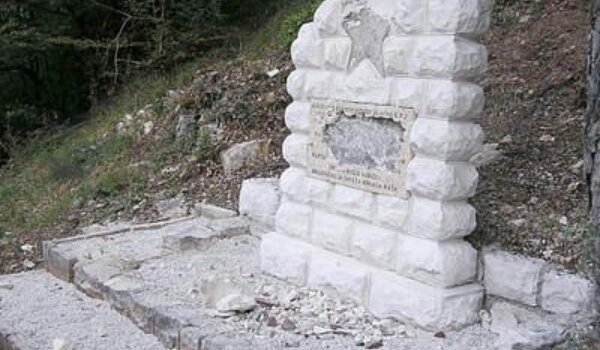 Oskrnavljen spomenik 43-orici poginulih partizana