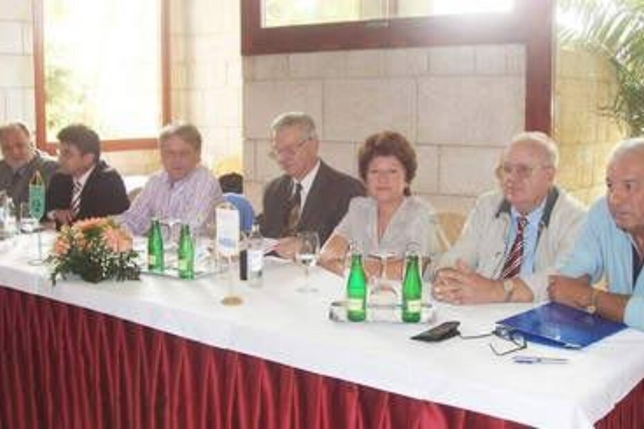 Novi koalicijski partner IDS-a u Poreču je HSU, slijeva: Eđidio Kodan, Edi Štifanić i Edo Kos iz IDS-a, Serđo Krebel, Sonja Vojinović, Ivan Sladonja i Oreste Cossetto iz HSU-a