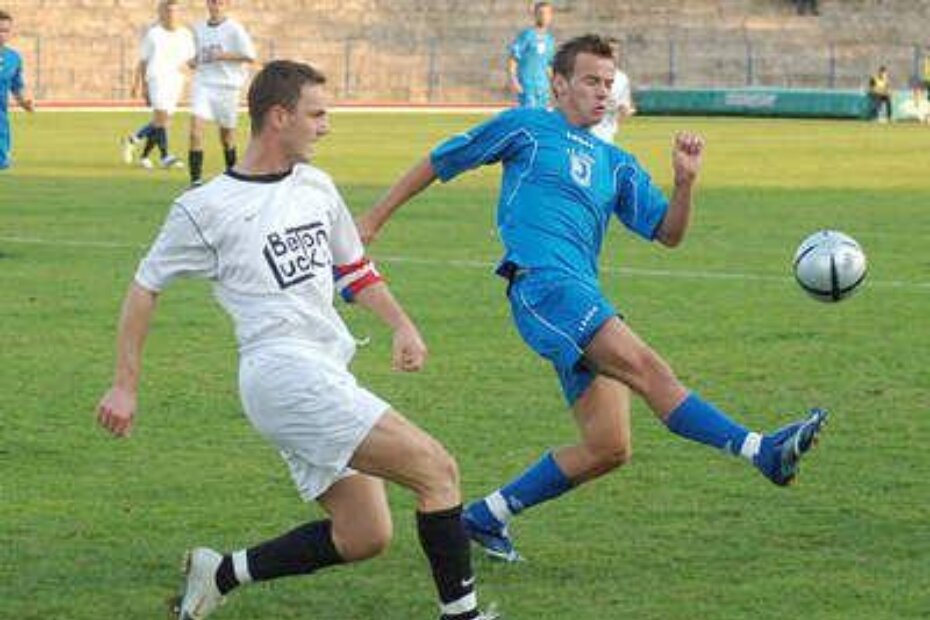 Porečani u raskoraku: Franjo Ereiz (desno) zakasnio je na ubačaj Josipa Šoljića