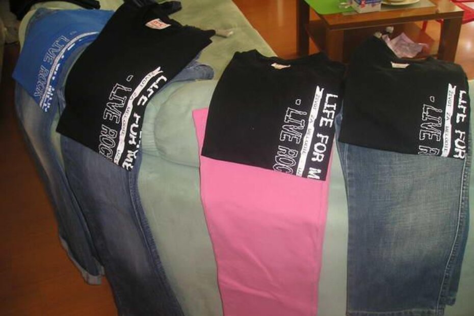 Priprema kod kuće za odlazak na koncert: mama, tata, sin i kćer, svi u majicama