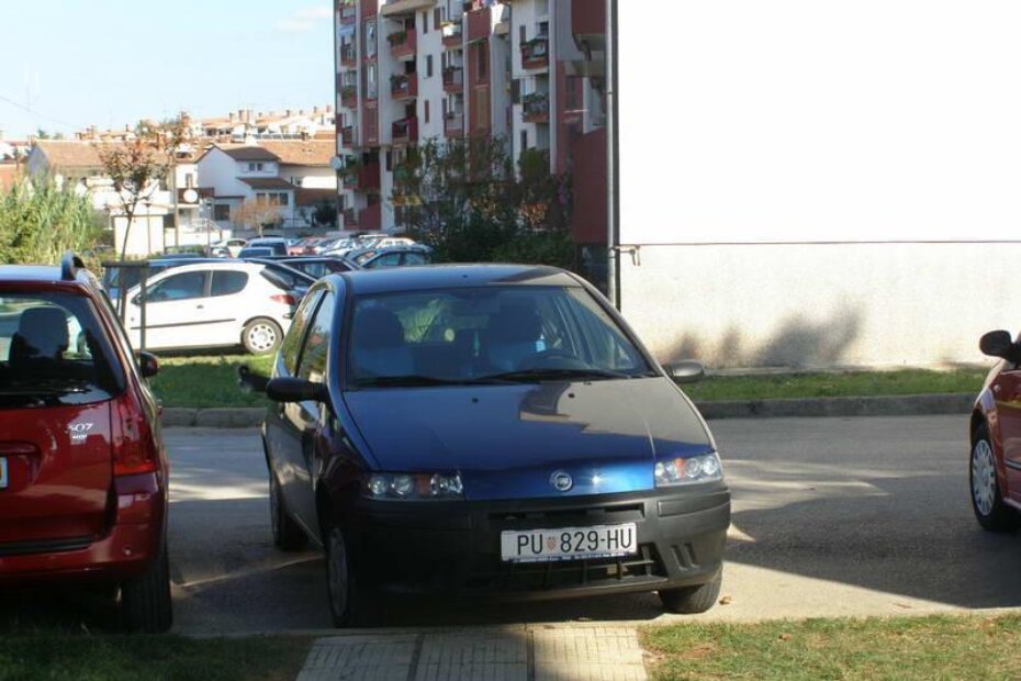 Plavi "Fiat Uno" sa oznakama PU 829-HU točno na mjestu gdje pješačka staza od boćališta silazi na ulicu