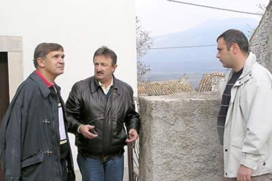 Kramarić, Lazarić i Jurman ispred povijesnog pletera otkrivenog u središtu Kršana prije dvije godine