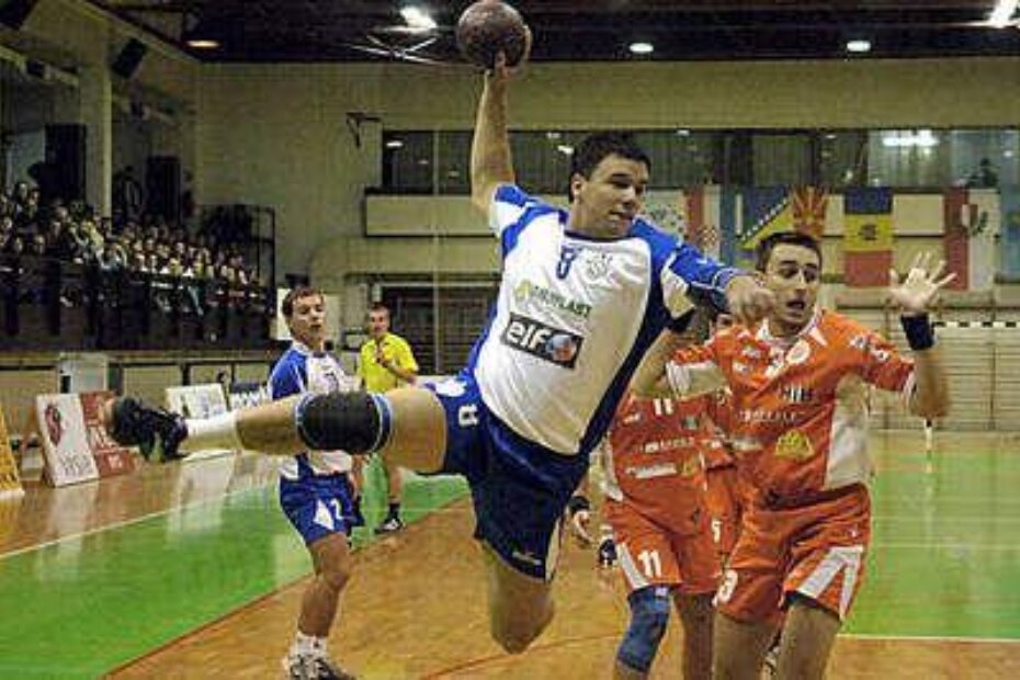 DOKAZAO KVALITETU - Vlado Veselinov bio je teško zaustavljiv za Vedrana Labendža (desno)