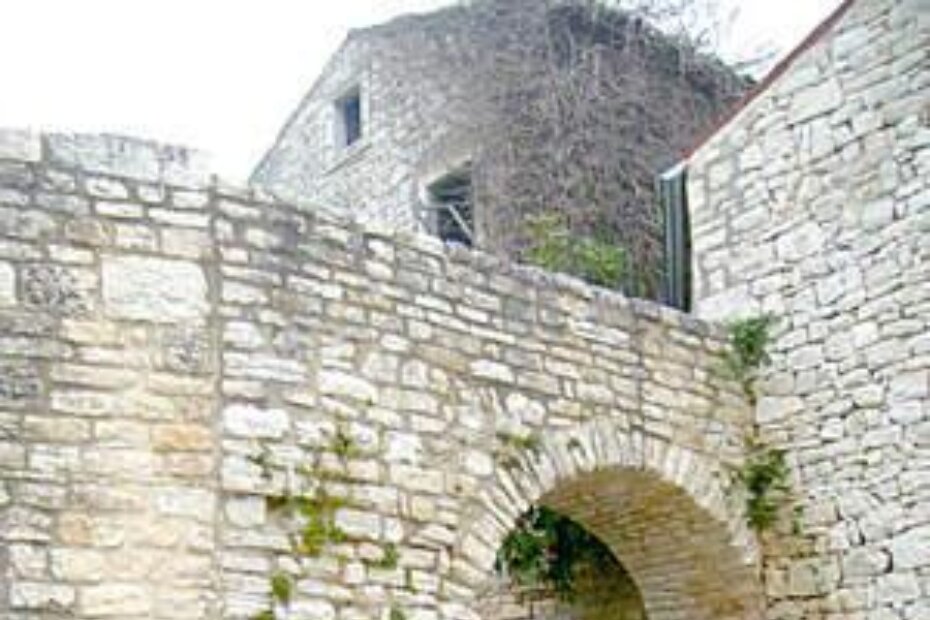 Mala vrata - zašto je izvođač radova uklesao ime svoje tvrtke?