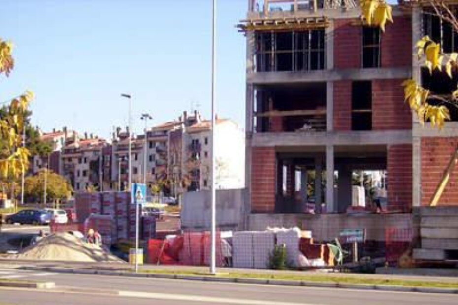 Izgradnjom naselja Poreč centar V naselje Mate Balota (u pozadini) gubi na kvaliteti življenja.