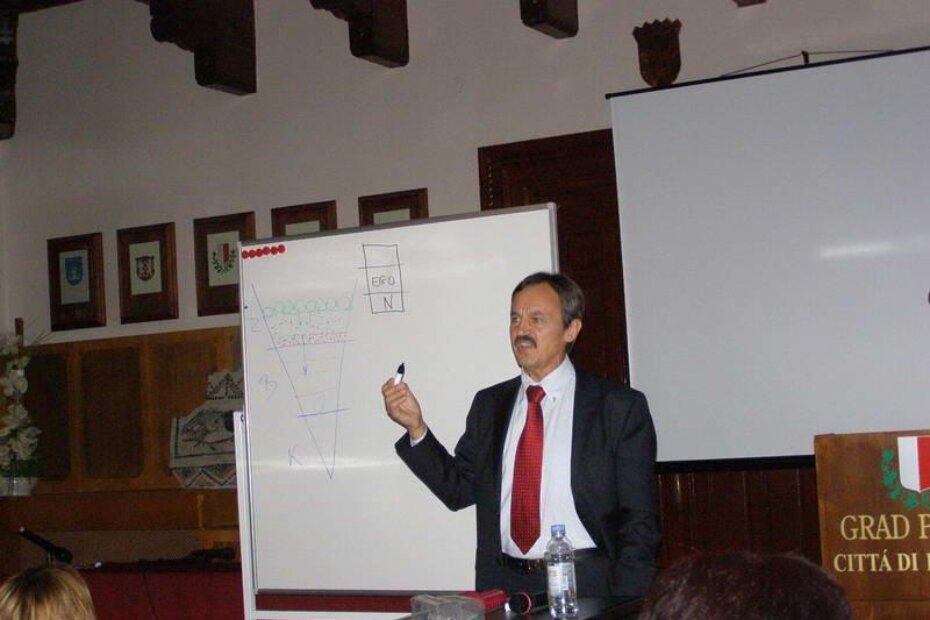 Dr. Slavko Sakoman na tribini u porečkoj Velikoj vijećnici