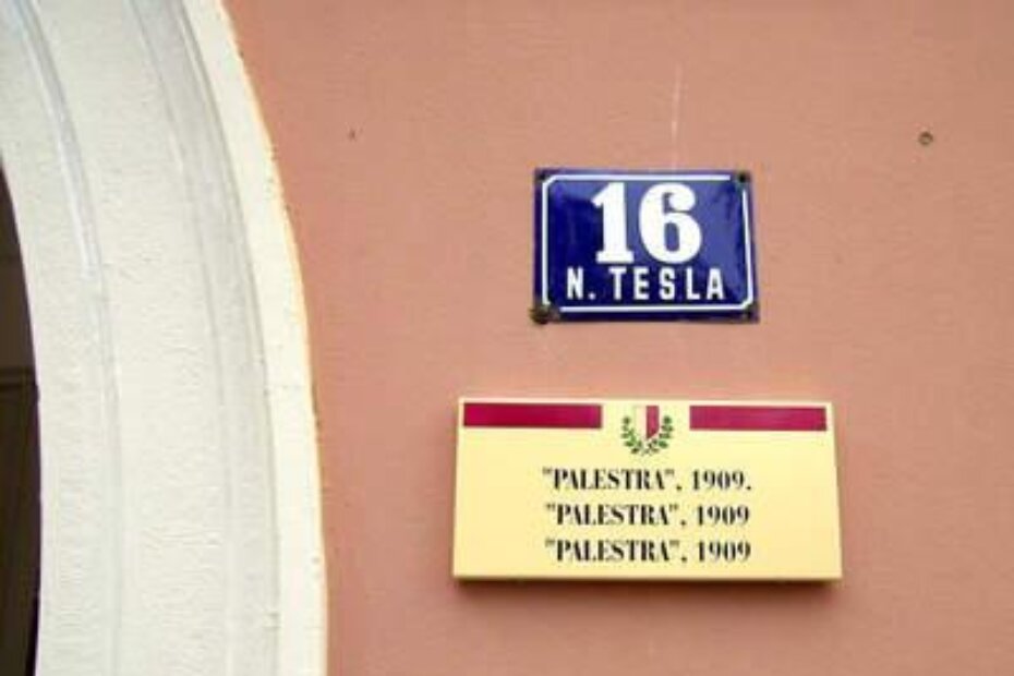 "Trojezični" natpis na porečkoj Palestri
