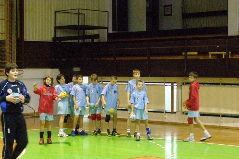 Mladi rukometaši RK Dubrava na zagrijavanju prije prve utakmice