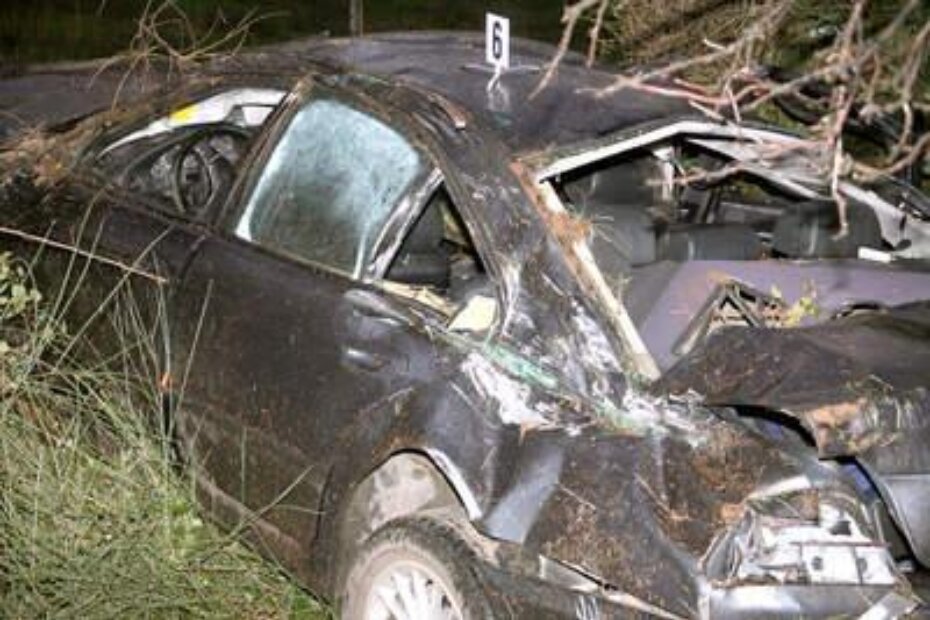 Snažni automobil u nesreći je gotovo potpuno uništen