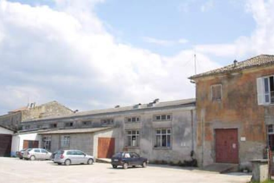 U bivšoj tvornici za preradu ribe privremena su skladišta raznih zakupaca, ali i prostorije za sportske i društvene aktivnosti