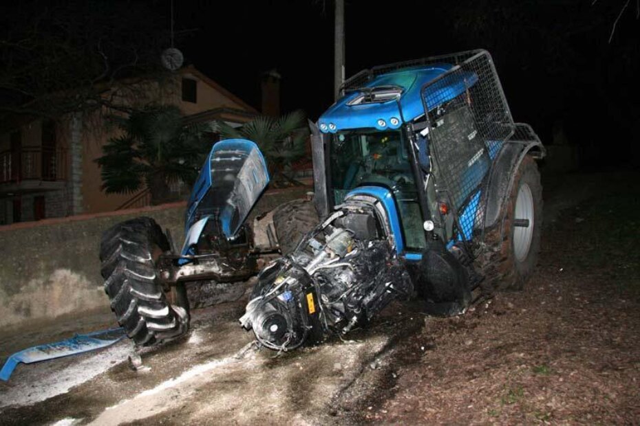 Veliki i moćni traktor nakon sudara izgleda ovako - potpuno razbijen kao igračka