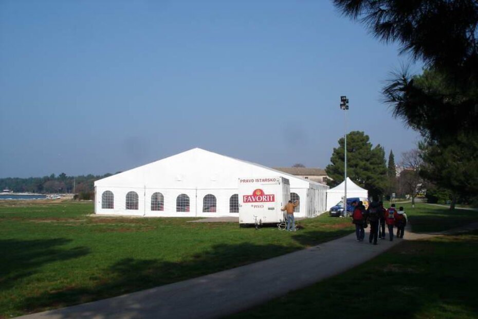 Prostor klizališta pokriven je šatorom i dobro zatvoren kako bi se do sutra stvorila adekvatna ledena površina