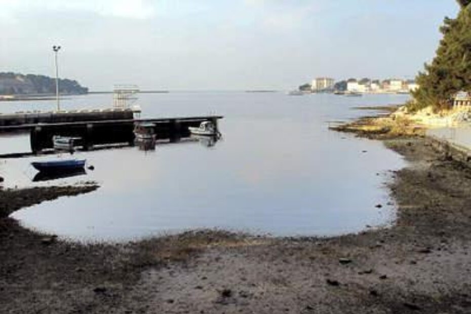 Porečko gradsko kupalište - zimska šeka pokazuje neuređen i muljevit plićak