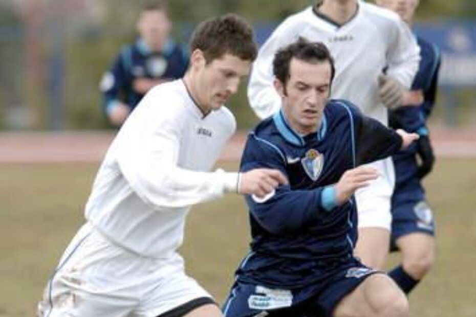 Zanimljiv nogometni vikend u Poreču - detalj s lanjskog polufinala, Leo Grgurić (lijevo) "Jadran" i Agron Barlecaj "Pula"