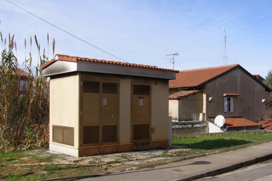 Neposredno nakon 13 sati trafostanicu smo našli zaključani i u pogonu. Samo vanjski tragovi upućuju na noćašnju "frku" oko nje