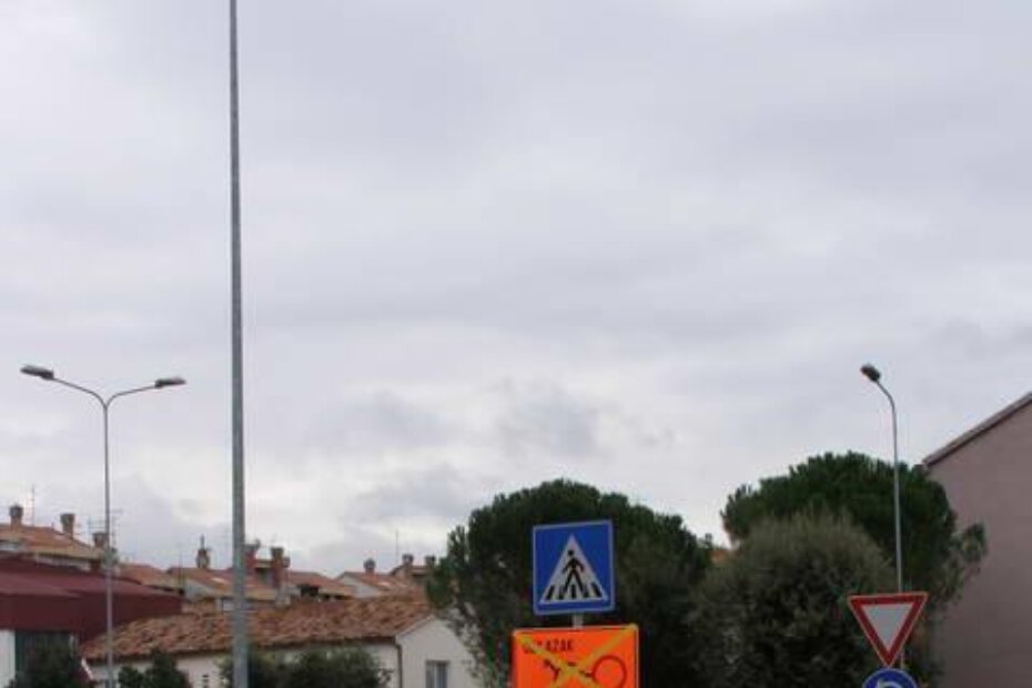 HNS-ovci sugeriraju  kako je privremena signalizacija nedostatna: znak na rotoru u Vlašićevoj