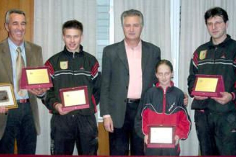 Najbolji sportaši općine Kaštelir-Labinci - (slijeva) Silvio Katarinčić, Nenad Tadić, Enio Jugovac (općinski načelnik), Martina Rioža i Roberto Jurman ("Santa Domenica")