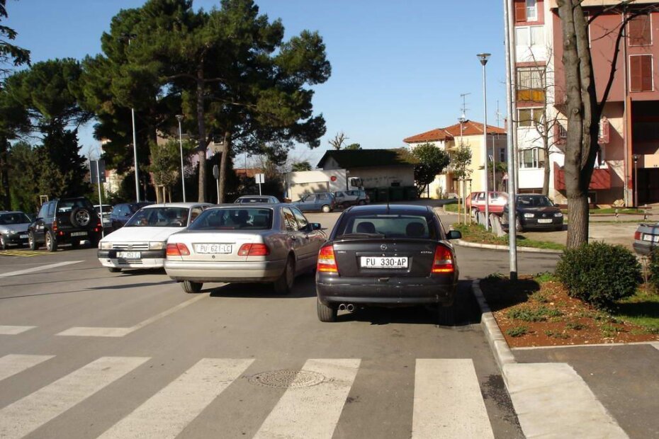 "Cesta je moje, privatno parkiralište", očigledno misli vlasnik ove Astre. A ostali neka slalomiraju oko njega