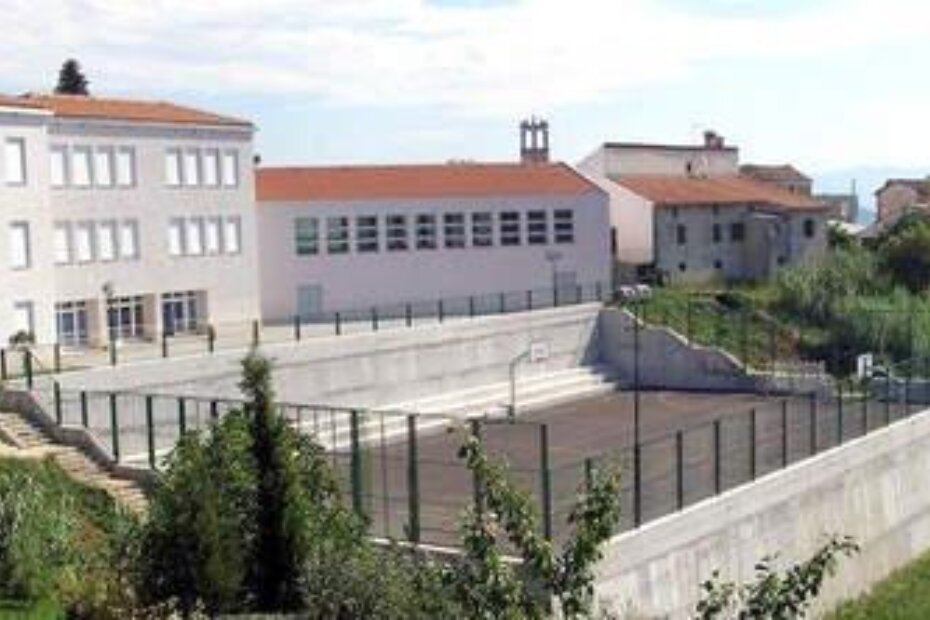 Uz novu školu u Vižinadi je izgrađena sportska dvorana i otvoreno sportsko igralište