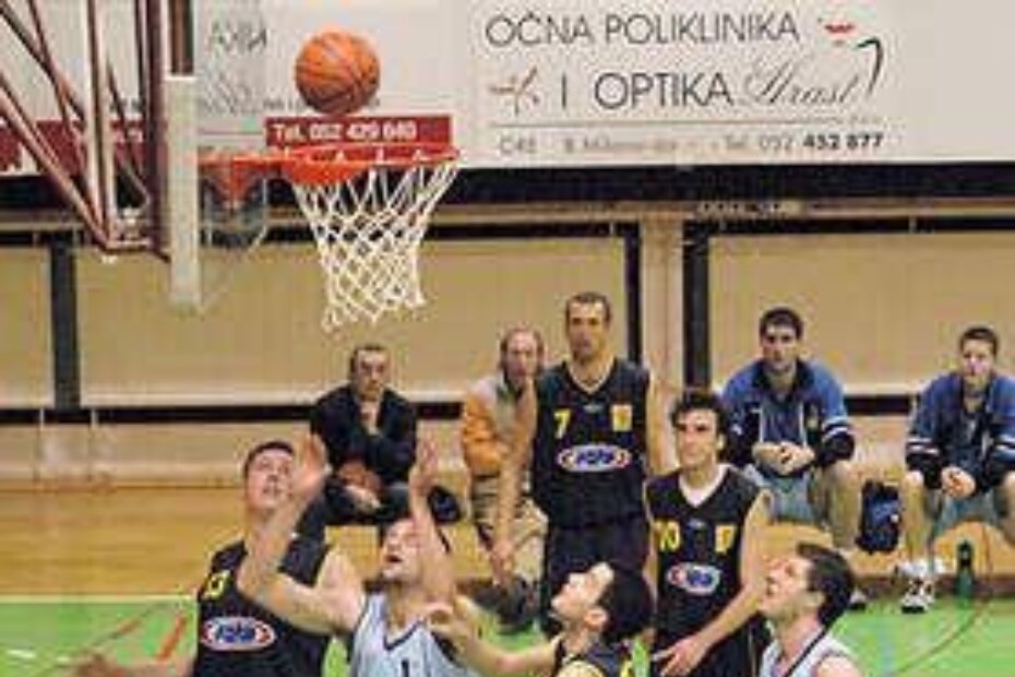 Gužva pod košem - Porečani (svijetli dresovi) Jelavić (12), Gaćina (5) i Miljanović (11) u borbi s Puljanima Minićem (8), Gligorovićem (10), Mezulićem (7) i Brezničkim (13)