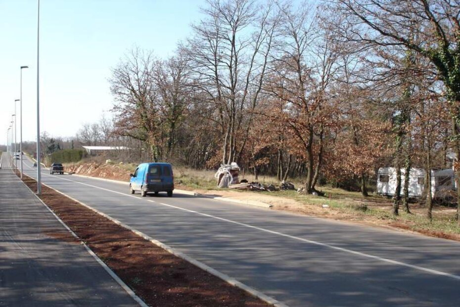 Parcela sa nekakvom kamp kućicom dobila je spušten rubnjak. Po čijem i kojem kriteriju?