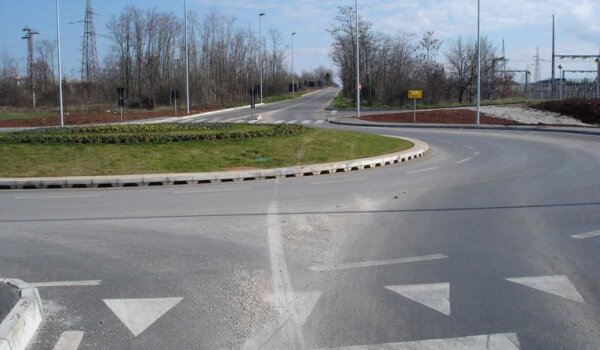 Foto-strip nečijeg prolaska automobilom preko rotora u Kukcima - mora da mu je bilo 'grbavo'