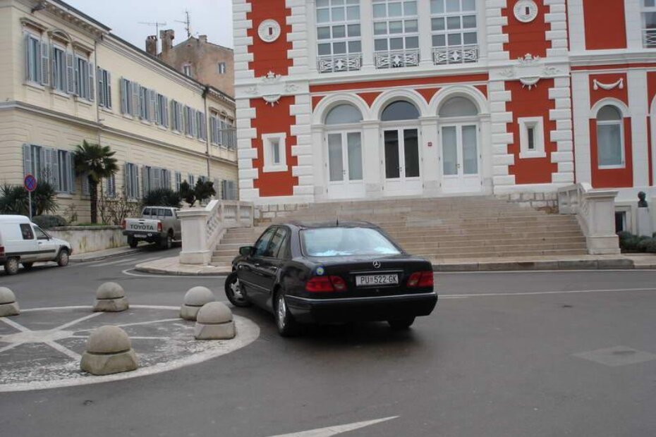 Sat vremena ranije na trgu je bio ovaj Mercedes, a u daljini se vidi Toyota pick-up